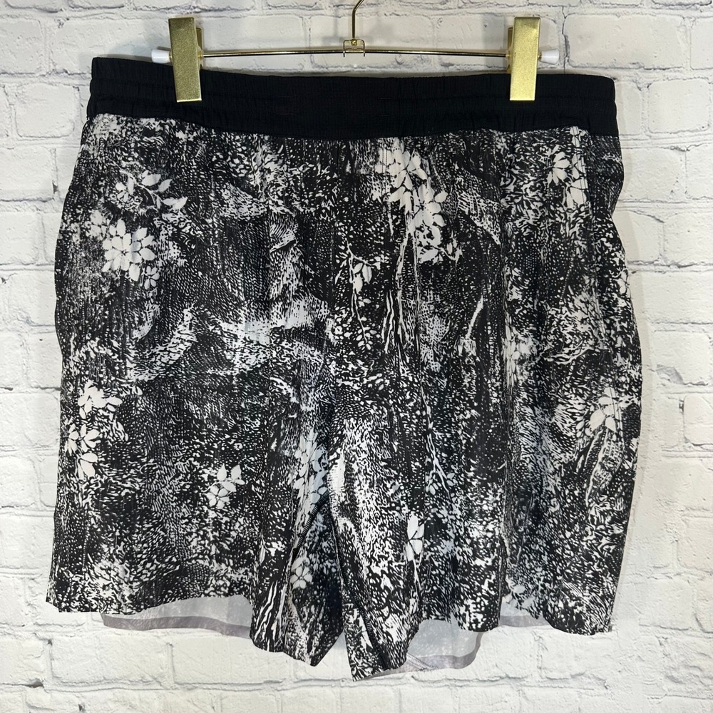 Lululemon Cross Channel Shorts 7 Mens XL Black White Floral Forest Print